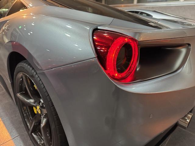 ４８８ＧＴＢ ベースグレード　サスペンションリフター　カラードイエローキャリパー　カーボンエンジンカバー　カーボンセンターブリッジ　スクーデリアフェラーリシールド　イエローレブカウンター　リアカメラ　２０インチホイール（26枚目）