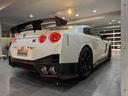 ＧＴ－Ｒ ｎｉｓｍｏ　４ＷＤ　外装は人気のブリリアントホワイトパールで正真正銘の希少ｎｉｓｍｏ　走行距離１万ｋｍ前後の車両が多い中こちらのｎｉｓｍｏは走行わずか９７０ｋｍ　Ｒ３６のハイブリッドが発表後は値上がり必須！（3枚目）