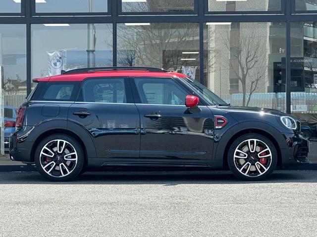 ＭＩＮＩ ジョンクーパーワークス　クロスオーバー　ＪＣＷトリム　弊社デモンストレーションカー　ジョンクーパーワークストリム　シートヒーター　１９ＡＷ　オートトランク　半革手動スポーツシート　アクティブクルーズコントロール　インテリジェントセーフティ　バックカメラ（9枚目）