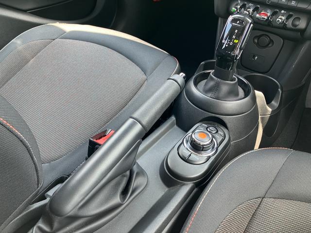 ＭＩＮＩ クーパー　【正規認定中古車】【最長４年！全国正規ディーラー保証付／２年・走行距離無制限】バックカメラ　前後センサー　インテリジェントセーフティ　ユニオンジャックテール　Ｂｌｕｅｔｏｏｔｈ　コンフォートアクセス（14枚目）