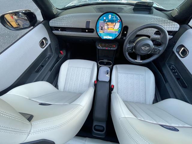 ＭＩＮＩ クーパーＳ　コンバーチブル　フェイバリット・トリム　【正規認定中古車】【全国正規ディーラー保証付／２年・走行距離無制限】弊社デモカー　ＪＣＷシート　ｈａｒｍａｎ／ｋａｒｄｏｎ　ステアリングホイール　運転席アクティブシート　アダプティブＬＥＤヘッドライト（3枚目）