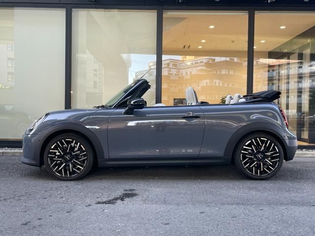 ＭＩＮＩ クーパーＳ　コンバーチブル　フェイバリット・トリム　【正規認定中古車】【全国正規ディーラー保証付／２年・走行距離無制限】弊社デモカー　ＪＣＷシート　ｈａｒｍａｎ／ｋａｒｄｏｎ　ステアリングホイール　運転席アクティブシート　アダプティブＬＥＤヘッドライト（13枚目）