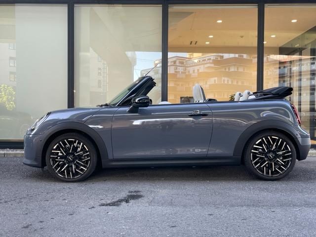 ＭＩＮＩ クーパーＳ　コンバーチブル　フェイバリット・トリム　【正規認定中古車】【全国正規ディーラー保証付／２年・走行距離無制限】弊社デモカー　ＪＣＷシート　ｈａｒｍａｎ／ｋａｒｄｏｎ　ステアリングホイール　運転席アクティブシート　アダプティブＬＥＤヘッドライト（14枚目）