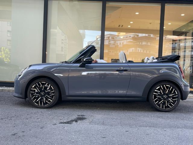 ＭＩＮＩ クーパーＳ　コンバーチブル　フェイバリット・トリム　【正規認定中古車】【全国正規ディーラー保証付／２年・走行距離無制限】弊社デモカー　ＪＣＷシート　ｈａｒｍａｎ／ｋａｒｄｏｎ　ステアリングホイール　運転席アクティブシート　アダプティブＬＥＤヘッドライト（15枚目）