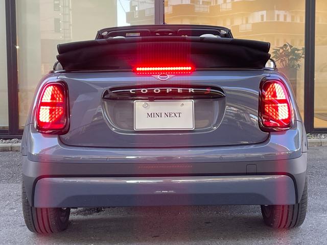 ＭＩＮＩ クーパーＳ　コンバーチブル　フェイバリット・トリム　【正規認定中古車】【全国正規ディーラー保証付／２年・走行距離無制限】弊社デモカー　ＪＣＷシート　ｈａｒｍａｎ／ｋａｒｄｏｎ　ステアリングホイール　運転席アクティブシート　アダプティブＬＥＤヘッドライト（17枚目）