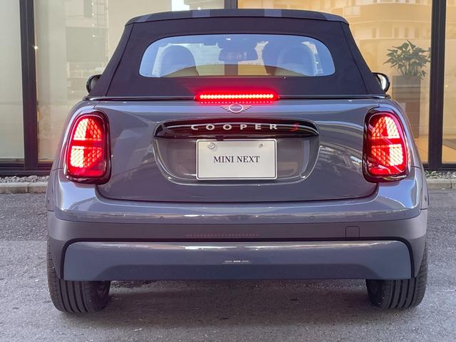 ＭＩＮＩ クーパーＳ　コンバーチブル　フェイバリット・トリム　【正規認定中古車】【全国正規ディーラー保証付／２年・走行距離無制限】弊社デモカー　ＪＣＷシート　ｈａｒｍａｎ／ｋａｒｄｏｎ　ステアリングホイール　運転席アクティブシート　アダプティブＬＥＤヘッドライト（18枚目）
