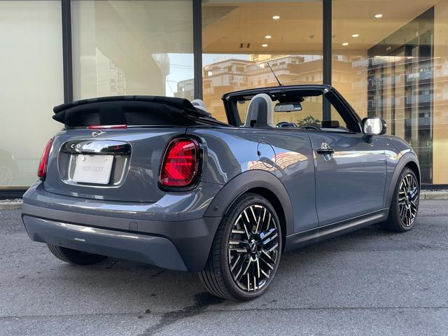 ＭＩＮＩ クーパーＳ　コンバーチブル　フェイバリット・トリム　【正規認定中古車】【全国正規ディーラー保証付／２年・走行距離無制限】弊社デモカー　ＪＣＷシート　ｈａｒｍａｎ／ｋａｒｄｏｎ　ステアリングホイール　運転席アクティブシート　アダプティブＬＥＤヘッドライト（19枚目）