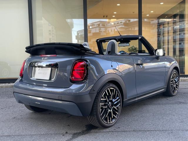 ＭＩＮＩ クーパーＳ　コンバーチブル　フェイバリット・トリム　【正規認定中古車】【全国正規ディーラー保証付／２年・走行距離無制限】弊社デモカー　ＪＣＷシート　ｈａｒｍａｎ／ｋａｒｄｏｎ　ステアリングホイール　運転席アクティブシート　アダプティブＬＥＤヘッドライト（20枚目）