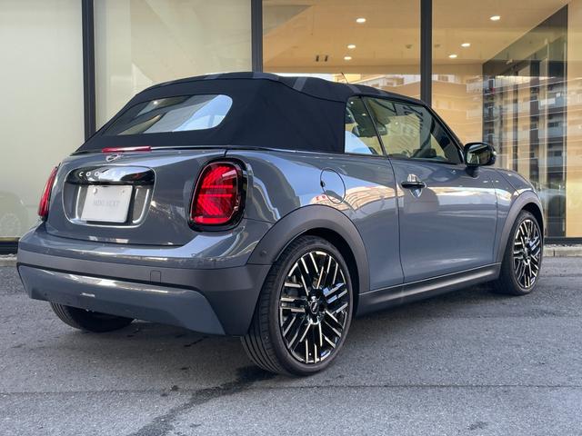 ＭＩＮＩ クーパーＳ　コンバーチブル　フェイバリット・トリム　【正規認定中古車】【全国正規ディーラー保証付／２年・走行距離無制限】弊社デモカー　ＪＣＷシート　ｈａｒｍａｎ／ｋａｒｄｏｎ　ステアリングホイール　運転席アクティブシート　アダプティブＬＥＤヘッドライト（22枚目）
