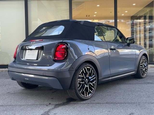 ＭＩＮＩ クーパーＳ　コンバーチブル　フェイバリット・トリム　【正規認定中古車】【全国正規ディーラー保証付／２年・走行距離無制限】弊社デモカー　ＪＣＷシート　ｈａｒｍａｎ／ｋａｒｄｏｎ　ステアリングホイール　運転席アクティブシート　アダプティブＬＥＤヘッドライト（24枚目）