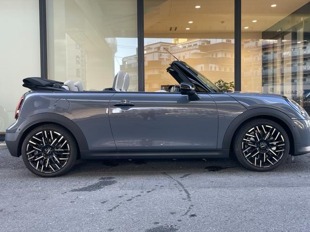 ＭＩＮＩ クーパーＳ　コンバーチブル　フェイバリット・トリム　【正規認定中古車】【全国正規ディーラー保証付／２年・走行距離無制限】弊社デモカー　ＪＣＷシート　ｈａｒｍａｎ／ｋａｒｄｏｎ　ステアリングホイール　運転席アクティブシート　アダプティブＬＥＤヘッドライト（27枚目）
