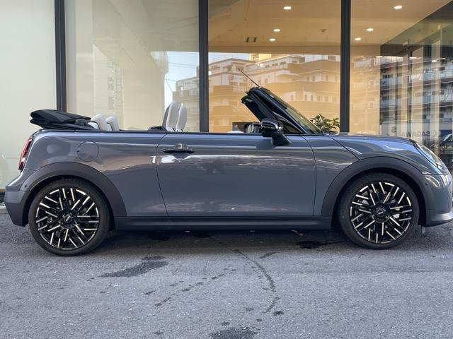ＭＩＮＩ クーパーＳ　コンバーチブル　フェイバリット・トリム　【正規認定中古車】【全国正規ディーラー保証付／２年・走行距離無制限】弊社デモカー　ＪＣＷシート　ｈａｒｍａｎ／ｋａｒｄｏｎ　ステアリングホイール　運転席アクティブシート　アダプティブＬＥＤヘッドライト（28枚目）