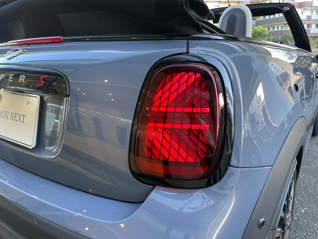 ＭＩＮＩ クーパーＳ　コンバーチブル　フェイバリット・トリム　【正規認定中古車】【全国正規ディーラー保証付／２年・走行距離無制限】弊社デモカー　ＪＣＷシート　ｈａｒｍａｎ／ｋａｒｄｏｎ　ステアリングホイール　運転席アクティブシート　アダプティブＬＥＤヘッドライト（36枚目）