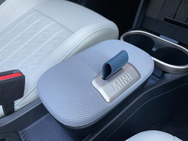 ＭＩＮＩ クーパーＳ　コンバーチブル　フェイバリット・トリム　【正規認定中古車】【全国正規ディーラー保証付／２年・走行距離無制限】弊社デモカー　ＪＣＷシート　ｈａｒｍａｎ／ｋａｒｄｏｎ　ステアリングホイール　運転席アクティブシート　アダプティブＬＥＤヘッドライト（53枚目）