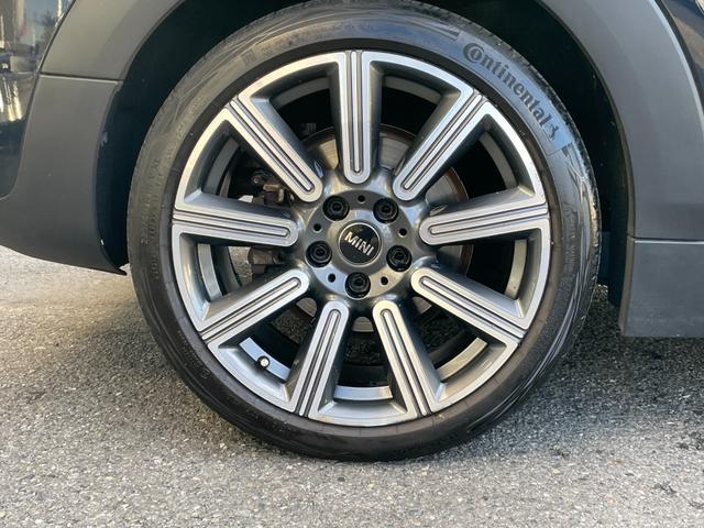 MINI クーパーS クラブマン 【正規認定中古車】【全国正規ディーラー保証付/2年・走行距離無制限】18AW LED コンフォートアクセス 社外TV 白革スポーツPシート バックカメラ インテリジェントセーフティ(3枚目)