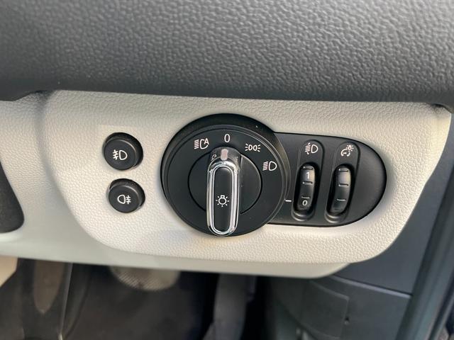 MINI クーパーS クラブマン 【正規認定中古車】【全国正規ディーラー保証付/2年・走行距離無制限】18AW LED コンフォートアクセス 社外TV 白革スポーツPシート バックカメラ インテリジェントセーフティ(24枚目)