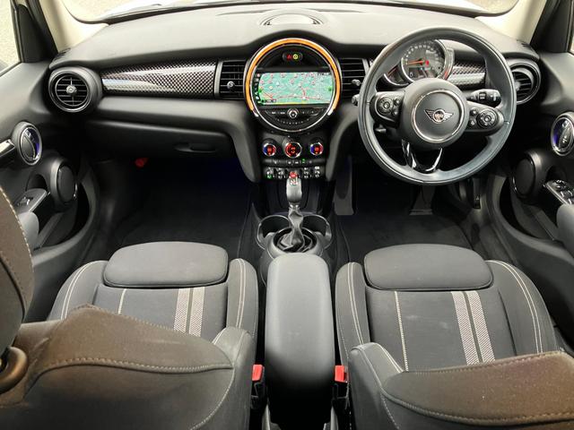 ＭＩＮＩ クーパーＳＤ　【正規認定中古車】【全国正規ディーラー保証付／２年・走行距離無制限】１７ＡＷ　ＬＥＤ　コンフォートアクセス　バックカメラ　インテリジェントセーフティ　黒布手動シート　オットマン　ＡＣＣ　ナビ（5枚目）