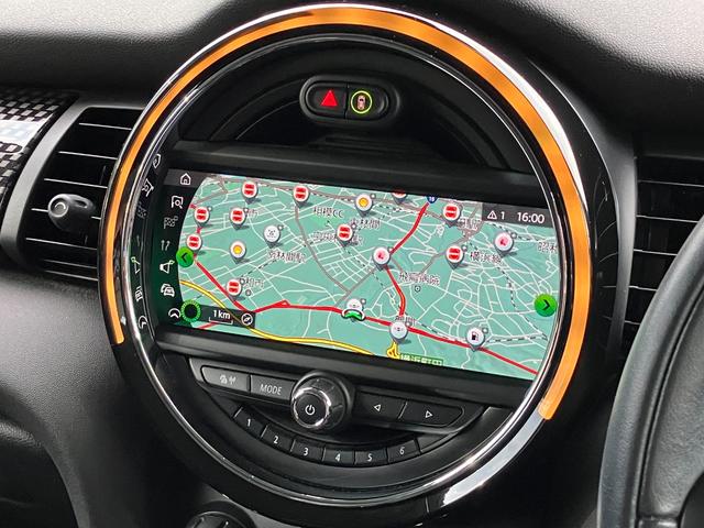 ＭＩＮＩ クーパーＳＤ　【正規認定中古車】【全国正規ディーラー保証付／２年・走行距離無制限】１７ＡＷ　ＬＥＤ　コンフォートアクセス　バックカメラ　インテリジェントセーフティ　黒布手動シート　オットマン　ＡＣＣ　ナビ（6枚目）
