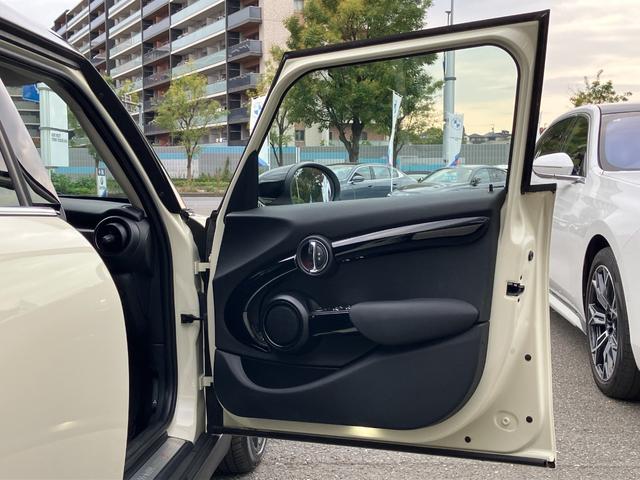 ＭＩＮＩ クーパーＳＤ　【正規認定中古車】【全国正規ディーラー保証付／２年・走行距離無制限】１７ＡＷ　ＬＥＤ　コンフォートアクセス　バックカメラ　インテリジェントセーフティ　黒布手動シート　オットマン　ＡＣＣ　ナビ（13枚目）