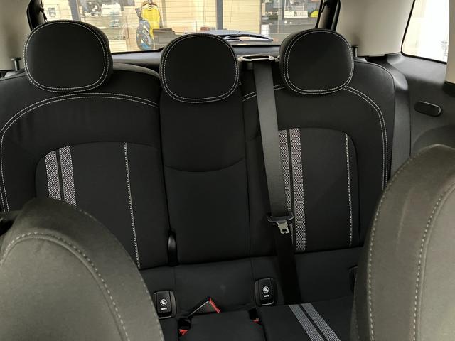 ＭＩＮＩ クーパーＳＤ　【正規認定中古車】【全国正規ディーラー保証付／２年・走行距離無制限】１７ＡＷ　ＬＥＤ　コンフォートアクセス　バックカメラ　インテリジェントセーフティ　黒布手動シート　オットマン　ＡＣＣ　ナビ（20枚目）