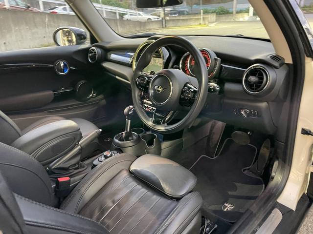 MINI クーパーSD 【正規認定中古車】【全国正規ディーラー保証付/2年・走行距離無制限】弊社下取り車 Yoursブラックレザーシート Yours18インチアルミホイール ACC アンビエント シートヒーター(4枚目)
