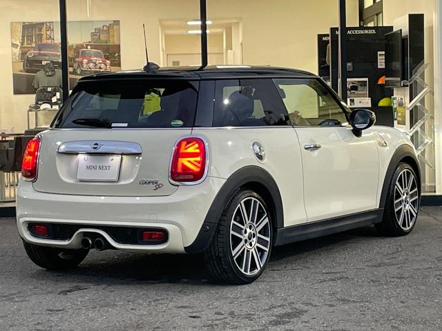 MINI クーパーSD 【正規認定中古車】【全国正規ディーラー保証付/2年・走行距離無制限】弊社下取り車 Yoursブラックレザーシート Yours18インチアルミホイール ACC アンビエント シートヒーター(10枚目)