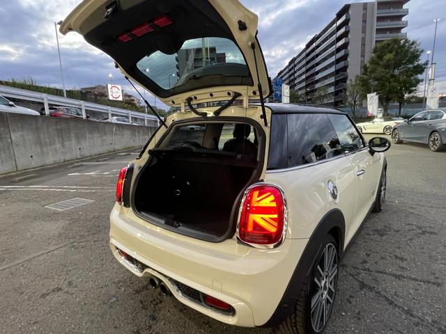 MINI クーパーSD 【正規認定中古車】【全国正規ディーラー保証付/2年・走行距離無制限】弊社下取り車 Yoursブラックレザーシート Yours18インチアルミホイール ACC アンビエント シートヒーター(21枚目)