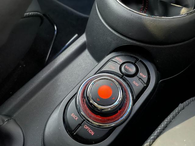MINI クーパーSD 【正規認定中古車】【全国正規ディーラー保証付/2年・走行距離無制限】弊社下取り車 Yoursブラックレザーシート Yours18インチアルミホイール ACC アンビエント シートヒーター(42枚目)