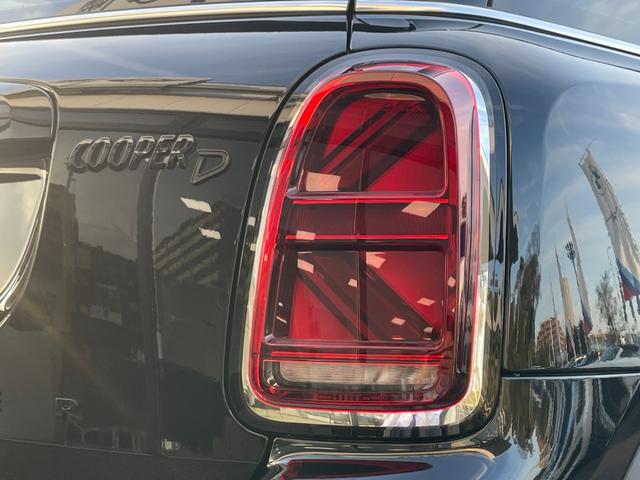 ＭＩＮＩ クーパーＤ　クロスオーバー　クラシック・トリム　【正規認定中古車】【全国正規ディーラー保証付／２年・走行距離無制限】弊社下取り　オートトランク　バックカメラ　前後ＰＤＣ　パーキングアシスト　茶革シートカバー　シートヒーター（22枚目）