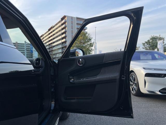 ＭＩＮＩ クーパーＤ　クロスオーバー　クラシック・トリム　【正規認定中古車】【全国正規ディーラー保証付／２年・走行距離無制限】弊社下取り　オートトランク　バックカメラ　前後ＰＤＣ　パーキングアシスト　茶革シートカバー　シートヒーター（40枚目）