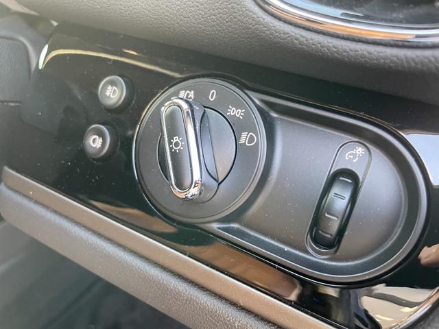 ＭＩＮＩ クーパーＤ　クロスオーバー　クラシック・トリム　【正規認定中古車】【全国正規ディーラー保証付／２年・走行距離無制限】弊社下取り　オートトランク　バックカメラ　前後ＰＤＣ　パーキングアシスト　茶革シートカバー　シートヒーター（46枚目）