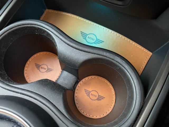 ＭＩＮＩ クーパーＤ　クロスオーバー　クラシック・トリム　【正規認定中古車】【全国正規ディーラー保証付／２年・走行距離無制限】弊社下取り　オートトランク　バックカメラ　前後ＰＤＣ　パーキングアシスト　茶革シートカバー　シートヒーター（52枚目）