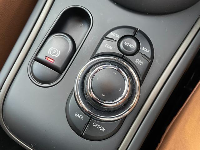 ＭＩＮＩ クーパーＤ　クロスオーバー　クラシック・トリム　【正規認定中古車】【全国正規ディーラー保証付／２年・走行距離無制限】弊社下取り　オートトランク　バックカメラ　前後ＰＤＣ　パーキングアシスト　茶革シートカバー　シートヒーター（54枚目）