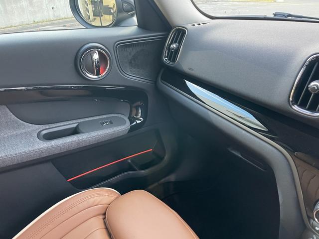 ＭＩＮＩ クーパーＤ　クロスオーバー　クラシック・トリム　【正規認定中古車】【全国正規ディーラー保証付／２年・走行距離無制限】弊社下取り　オートトランク　バックカメラ　前後ＰＤＣ　パーキングアシスト　茶革シートカバー　シートヒーター（60枚目）