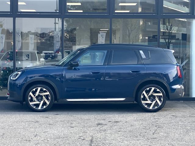 ＭＩＮＩ カントリーマンＤ　フェイバリット・トリム　【正規認定中古車】【全国正規ディーラー保証付／２年・走行距離無制限】ｈａｒｍａｎ／ｋａｒｄｏｎ　ブルーレザーシート　シートヒーター　シートマッサージ　全方位ＰＤＣ　トップビュー　ステアリングヒーター（7枚目）