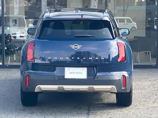 ＭＩＮＩ カントリーマンＤ　フェイバリット・トリム　【正規認定中古車】【全国正規ディーラー保証付／２年・走行距離無制限】ｈａｒｍａｎ／ｋａｒｄｏｎ　ブルーレザーシート　シートヒーター　シートマッサージ　全方位ＰＤＣ　トップビュー　ステアリングヒーター（8枚目）