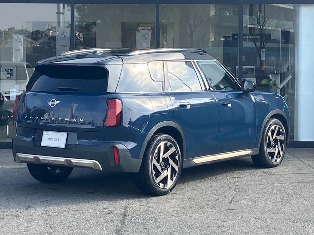 ＭＩＮＩ カントリーマンＤ　フェイバリット・トリム　【正規認定中古車】【全国正規ディーラー保証付／２年・走行距離無制限】ｈａｒｍａｎ／ｋａｒｄｏｎ　ブルーレザーシート　シートヒーター　シートマッサージ　全方位ＰＤＣ　トップビュー　ステアリングヒーター（9枚目）