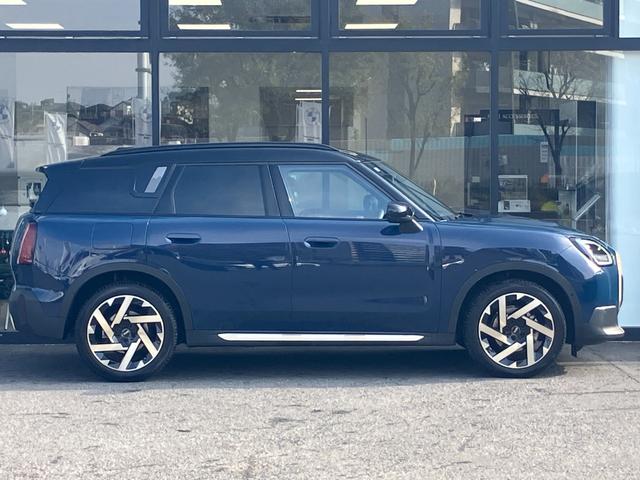 ＭＩＮＩ カントリーマンＤ　フェイバリット・トリム　【正規認定中古車】【全国正規ディーラー保証付／２年・走行距離無制限】ｈａｒｍａｎ／ｋａｒｄｏｎ　ブルーレザーシート　シートヒーター　シートマッサージ　全方位ＰＤＣ　トップビュー　ステアリングヒーター（10枚目）