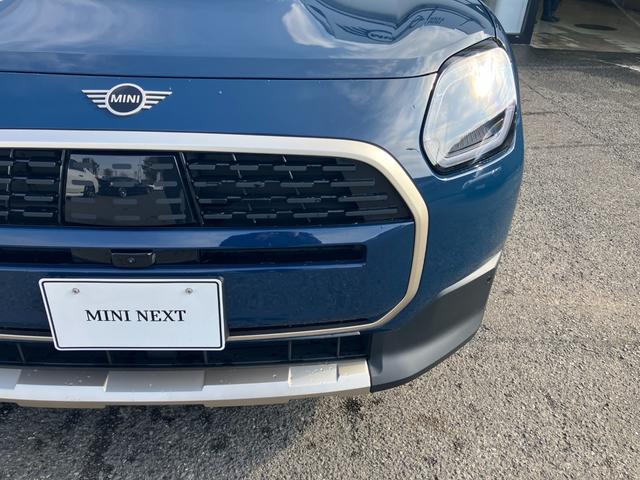 ＭＩＮＩ カントリーマンＤ　フェイバリット・トリム　【正規認定中古車】【全国正規ディーラー保証付／２年・走行距離無制限】ｈａｒｍａｎ／ｋａｒｄｏｎ　ブルーレザーシート　シートヒーター　シートマッサージ　全方位ＰＤＣ　トップビュー　ステアリングヒーター（12枚目）