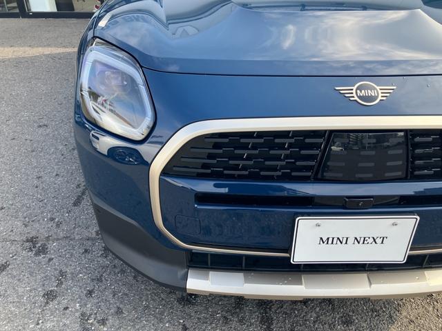 ＭＩＮＩ カントリーマンＤ　フェイバリット・トリム　【正規認定中古車】【全国正規ディーラー保証付／２年・走行距離無制限】ｈａｒｍａｎ／ｋａｒｄｏｎ　ブルーレザーシート　シートヒーター　シートマッサージ　全方位ＰＤＣ　トップビュー　ステアリングヒーター（13枚目）