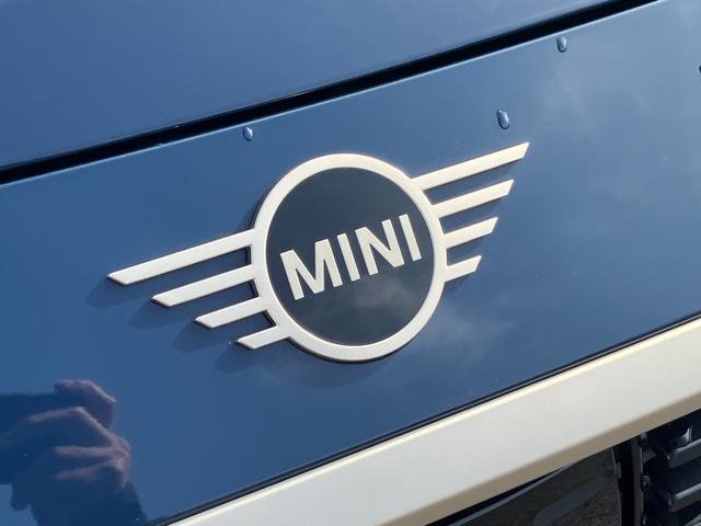 ＭＩＮＩ カントリーマンＤ　フェイバリット・トリム　【正規認定中古車】【全国正規ディーラー保証付／２年・走行距離無制限】ｈａｒｍａｎ／ｋａｒｄｏｎ　ブルーレザーシート　シートヒーター　シートマッサージ　全方位ＰＤＣ　トップビュー　ステアリングヒーター（14枚目）