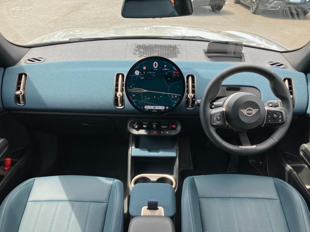 MINI カントリーマンC フェイバリット・トリム 弊社デモンストレーションカー ブルーレザーシート 禁煙車 ヘッドアップディスプレイ トップビューカメラ アクティブクルーズコントロール オートトランク 18インチアロイホイール パーキングアシスト(2枚目)