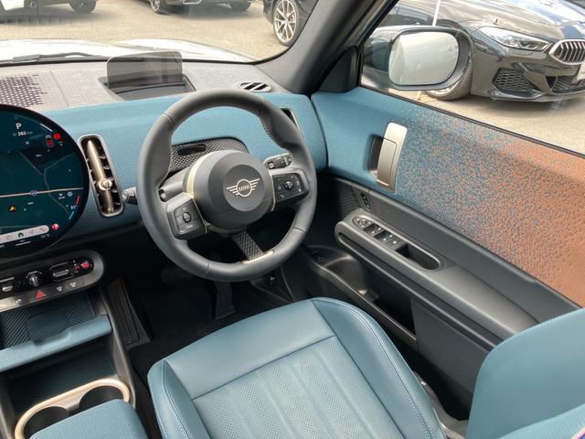 MINI カントリーマンC フェイバリット・トリム 弊社デモンストレーションカー ブルーレザーシート 禁煙車 ヘッドアップディスプレイ トップビューカメラ アクティブクルーズコントロール オートトランク 18インチアロイホイール パーキングアシスト(3枚目)