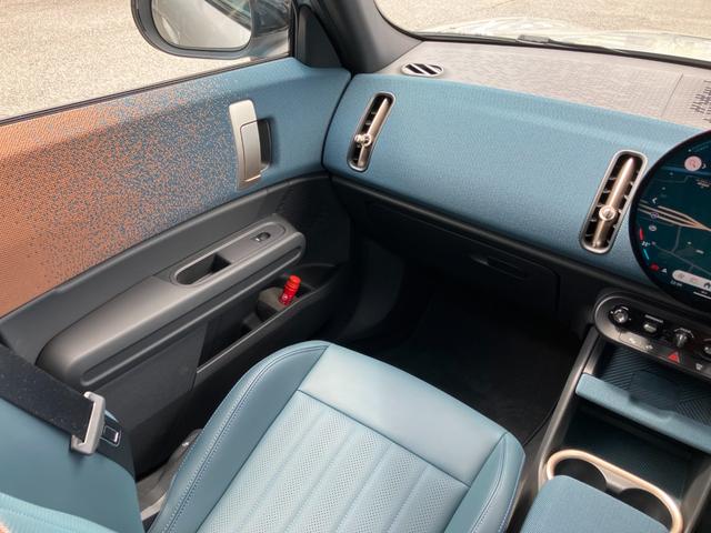 MINI カントリーマンC フェイバリット・トリム 弊社デモンストレーションカー ブルーレザーシート 禁煙車 ヘッドアップディスプレイ トップビューカメラ アクティブクルーズコントロール オートトランク 18インチアロイホイール パーキングアシスト(4枚目)