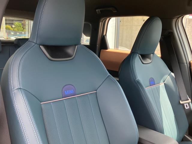 MINI カントリーマンC フェイバリット・トリム 弊社デモンストレーションカー ブルーレザーシート 禁煙車 ヘッドアップディスプレイ トップビューカメラ アクティブクルーズコントロール オートトランク 18インチアロイホイール パーキングアシスト(5枚目)