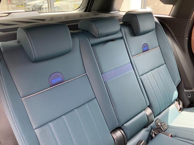 MINI カントリーマンC フェイバリット・トリム 弊社デモンストレーションカー ブルーレザーシート 禁煙車 ヘッドアップディスプレイ トップビューカメラ アクティブクルーズコントロール オートトランク 18インチアロイホイール パーキングアシスト(6枚目)