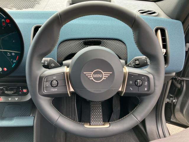 MINI カントリーマンC フェイバリット・トリム 弊社デモンストレーションカー ブルーレザーシート 禁煙車 ヘッドアップディスプレイ トップビューカメラ アクティブクルーズコントロール オートトランク 18インチアロイホイール パーキングアシスト(7枚目)