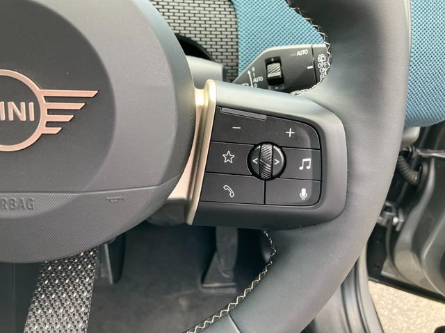 MINI カントリーマンC フェイバリット・トリム 弊社デモンストレーションカー ブルーレザーシート 禁煙車 ヘッドアップディスプレイ トップビューカメラ アクティブクルーズコントロール オートトランク 18インチアロイホイール パーキングアシスト(8枚目)