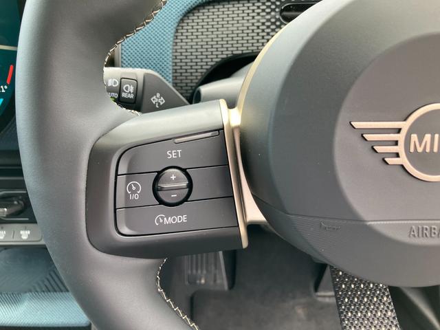 MINI カントリーマンC フェイバリット・トリム 弊社デモンストレーションカー ブルーレザーシート 禁煙車 ヘッドアップディスプレイ トップビューカメラ アクティブクルーズコントロール オートトランク 18インチアロイホイール パーキングアシスト(9枚目)