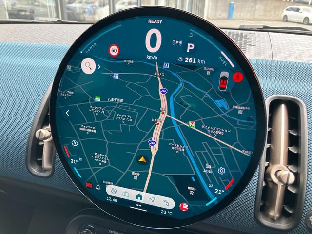 MINI カントリーマンC フェイバリット・トリム 弊社デモンストレーションカー ブルーレザーシート 禁煙車 ヘッドアップディスプレイ トップビューカメラ アクティブクルーズコントロール オートトランク 18インチアロイホイール パーキングアシスト(10枚目)